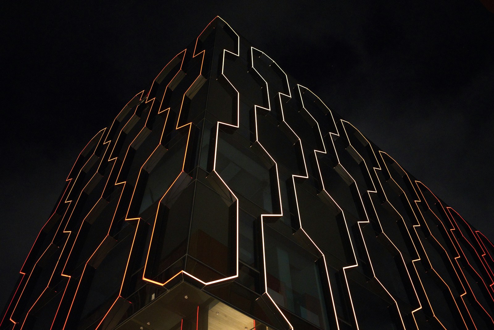 Smart-Energy-Gebäude bei Dämmerung